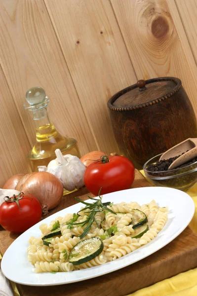 自家製の麺と揚げズッキーニとローズマリー — ストック写真