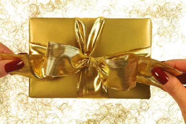 Arany Karácsonyi Ajándék Háttér Közeli Fotó — Stock Fotó