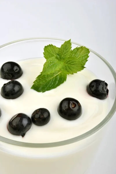 Algumas Frutas Orgânicas Iogurte Natural Hortelã — Fotografia de Stock