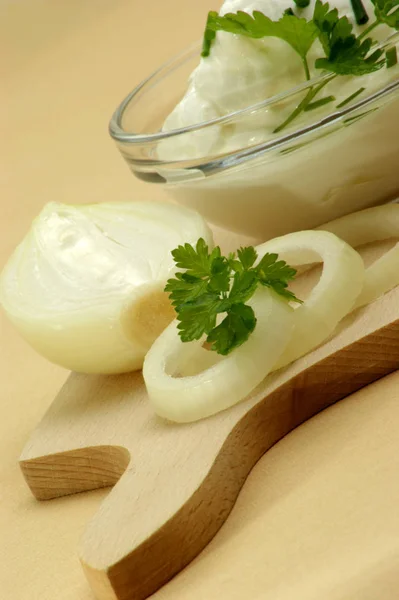 Bol Verre Avec Quark Persil Avec Rondelles Oignon Sur Planche — Photo