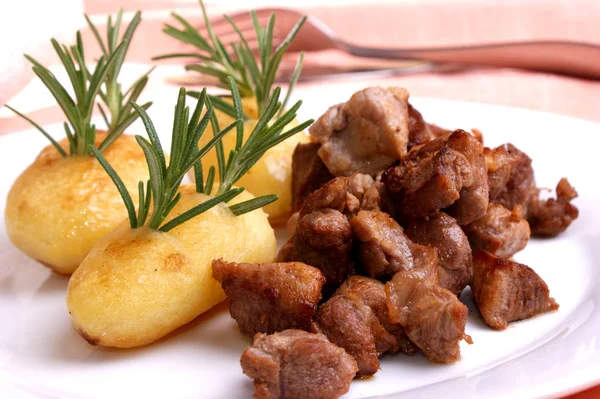 Goulache Porc Aux Pommes Terre Épicées Sur Assiette Blanche Gros — Photo