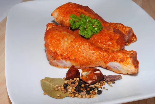 Close Tasty Grilled Chicken Legs Table — Stok Foto