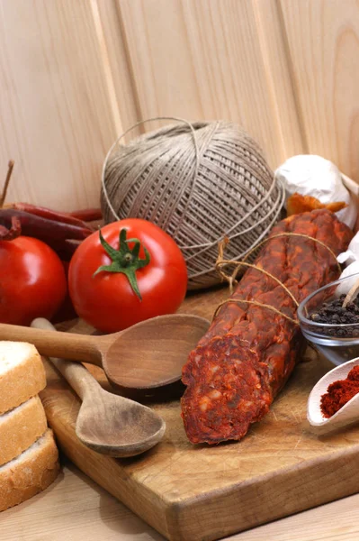 Salami Auf Holzschneidebrett Nahaufnahme — Stockfoto