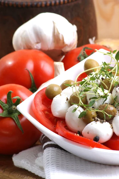 Salade Avec Mozzarella Tomates Dans Bol Blanc Gros Plan — Photo