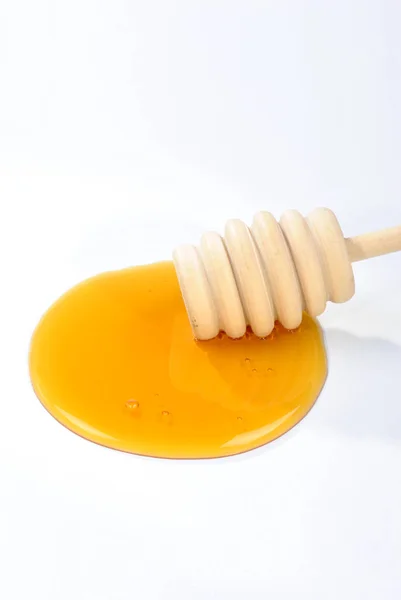 Houten Honey Dipper Met Honing Geïsoleerd Een Witte Achtergrond Close — Stockfoto