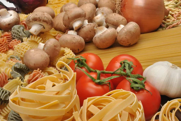Haufen Hausgemachter Nudeln Und Bio Gemüse — Stockfoto
