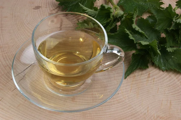 茶とタンポポの葉を持つガラス カップ クローズ アップ — ストック写真