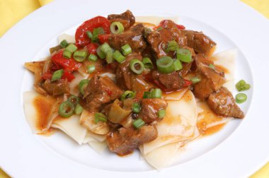 Izgara organik doldurulmuş hindi eti bir plaka üzerinde