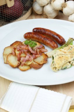 kızarmış patates sosis ve beyaz tabakta pastırma ile yakın çekim 