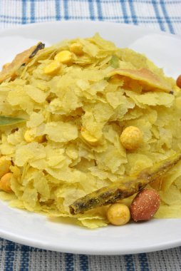 Beyaz tabakta kuru kavrulmuş chevda