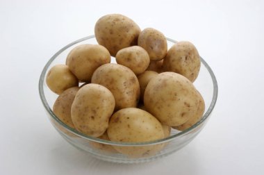 bir cam kase ve beyaz arka plan biraz patates