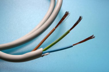 Kabloları atış kapatın