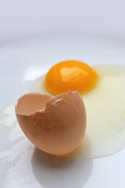 Masada sıvı ile taze kırık yumurta