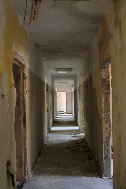 Uzun bir koridor sonundaki ışık