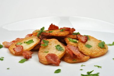 Organik pastırma ve maydanoz ile kavrulmuş patates