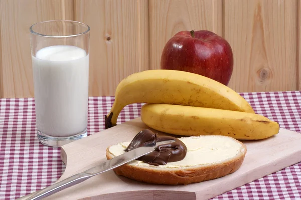 Крупный План Домашнего Вкусного Завтрака Шоколадом Хлебе Стакане Фрезового Молока — стоковое фото