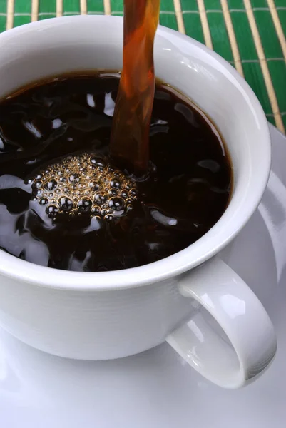 白いカップに注ぐ熱い香りコーヒー — ストック写真