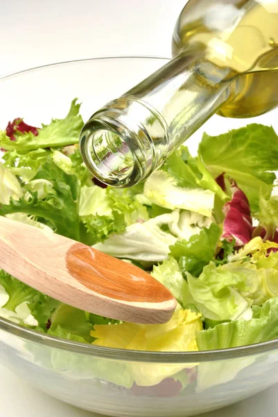 Botella Vidrio Con Aceite Sobre Ensalada Verano Tazón Blanco Primer —  Fotos de Stock