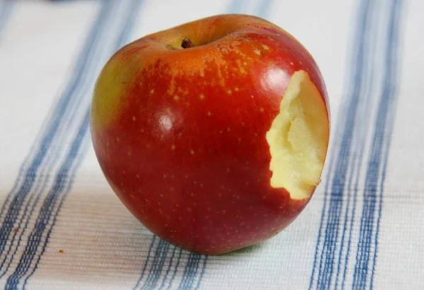 Pokousaný Syrové Zralé Jablko Textilní Pozadí Detail — Stock fotografie