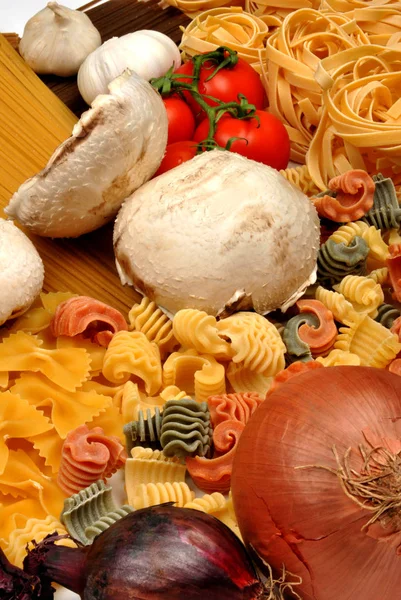 Haufen Hausgemachte Pasta Mit Gemüse Nahaufnahme — Stockfoto