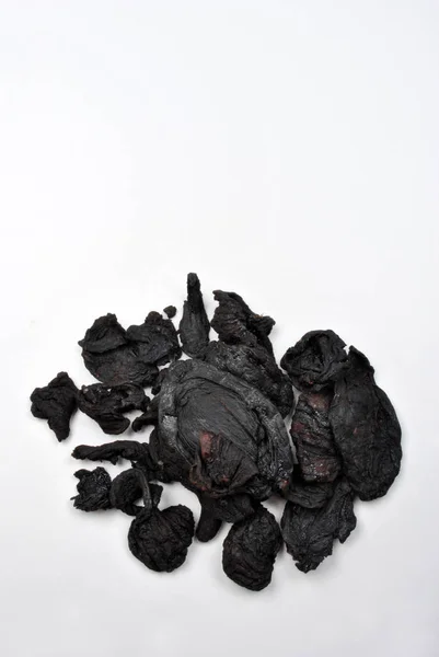 白い背景の上の有機黒タマリンド — ストック写真
