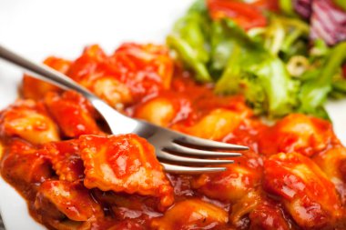 Mantı makarna ile çatal beyaz tabakta yakın çekim 