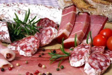 ahşap masa, tepside soğuk kesme yakın çekim 