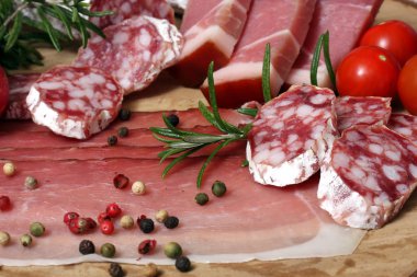 ahşap masa, tepside soğuk kesme yakın çekim 