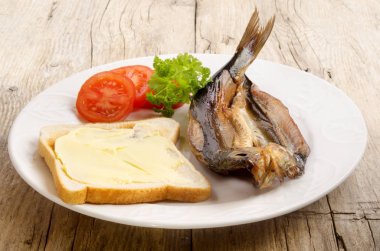 ekmek, domates ve maydanoz bir plaka üzerinde ızgara kipper