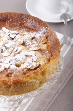 Elma kek badem gümüş ve pudra şekeri bir pasta stand 