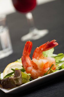 İki karides atış kapatın