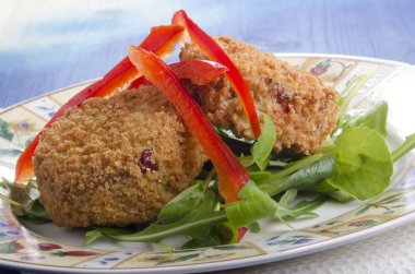 Tay somon fishcake bir tabak salata ve kırmızı biber çizgili