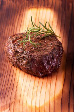Biftek üzerinde ahşap yakın çekim