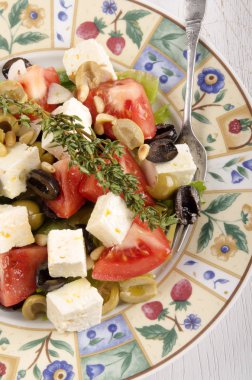 Akdeniz salatası sebze ve keçi peynirli bir plaka üzerinde