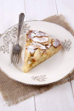 elma pasta krema şeker ve bir tabak çatal ile