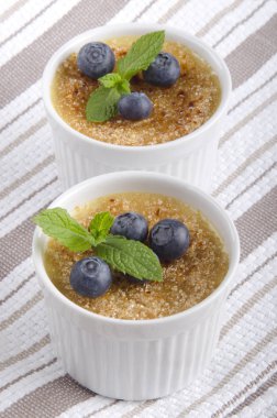 Creme yaban mersini ve beyaz bir kase içinde nane ile