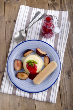 taze Erik, sos, nane ve bisküvi mavi tabakta Panna cotta