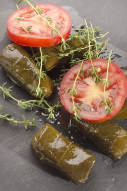 kayrak domates ve kekik ile doldurulmuş üzüm yaprakları 