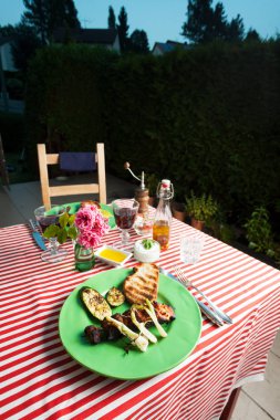 Tablo arka plan üzerinde plaka taze sebze ile kızarmış et yakın çekim fotoğraf