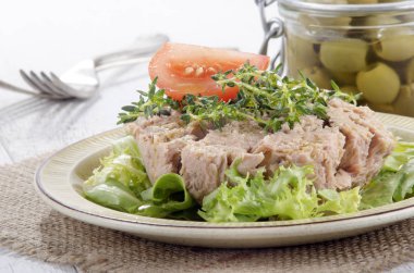 orkinos domates, kekik ve bir tabak salata