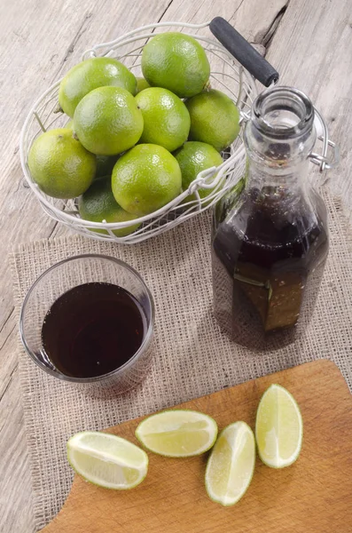 Refresco Marrón Vaso Botella Con Lima Una Tabla Madera — Foto de Stock