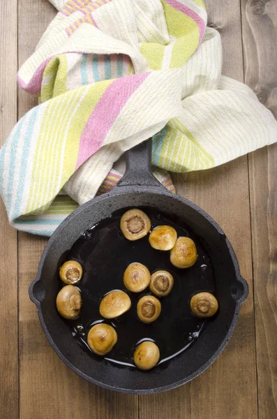 Sartén Hierro Fundido Con Setas Toalla Cocina —  Fotos de Stock