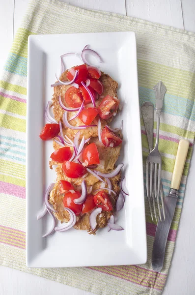Kartoffelpuffer Mit Tomate Zwiebel Und Thymian Auf Einem Teller — Stockfoto