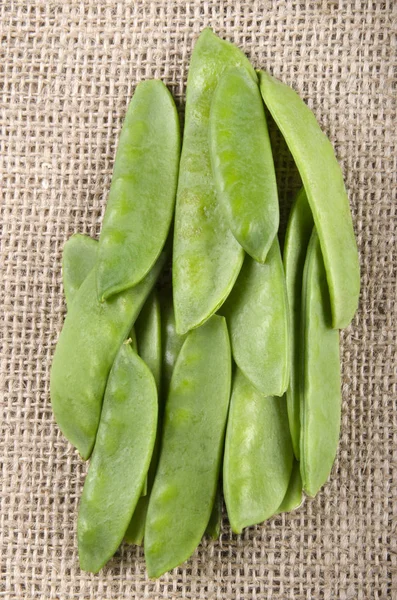 Bio Erbsenschote Auf Braunem Jutetuch — Stockfoto