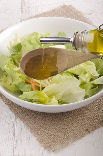 Aceite Oliva Rellenado Bol Con Ensalada Fresca —  Fotos de Stock