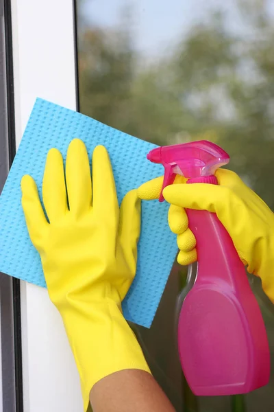 Hände Handschuhen Fenster Putzen Nahaufnahme — Stockfoto