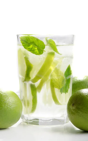 Coquetel Mojito Bebida Longa Com Rum Gelo Rum Limão Folhas — Fotografia de Stock