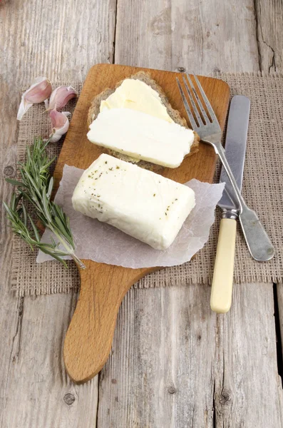 Fromage Pain Beurre Romarin Ail Sur Planche Découper Bois Gros — Photo