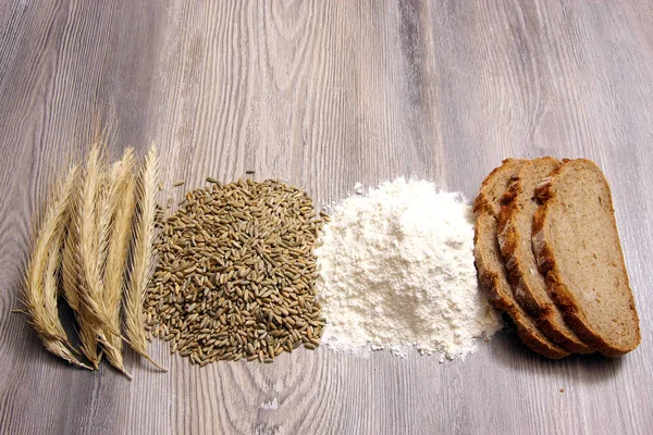 Ahşap Arka Plan Üzerinde Ekmek Buğday Tohumu Ile Pişirme Için — Stok fotoğraf