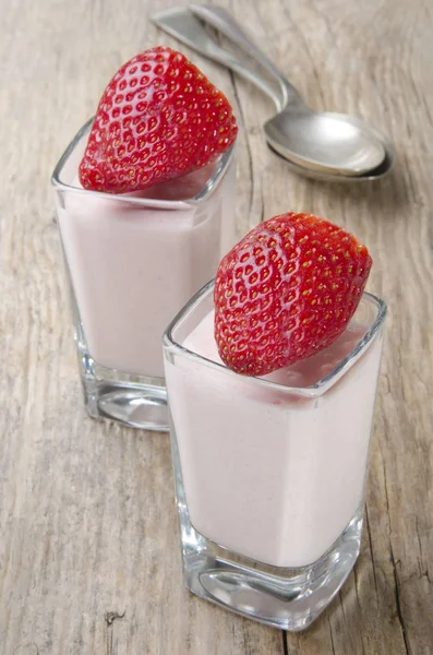 Erdbeermousse Und Früchte Schnapsglas Auf Einem Rustikalen Tisch — Stockfoto